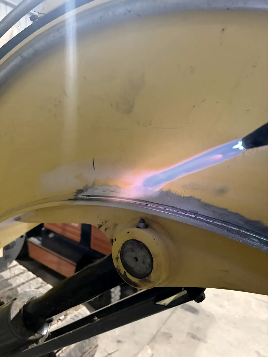 Preheating a cracked excavator boom before emergency crack-welding repair
