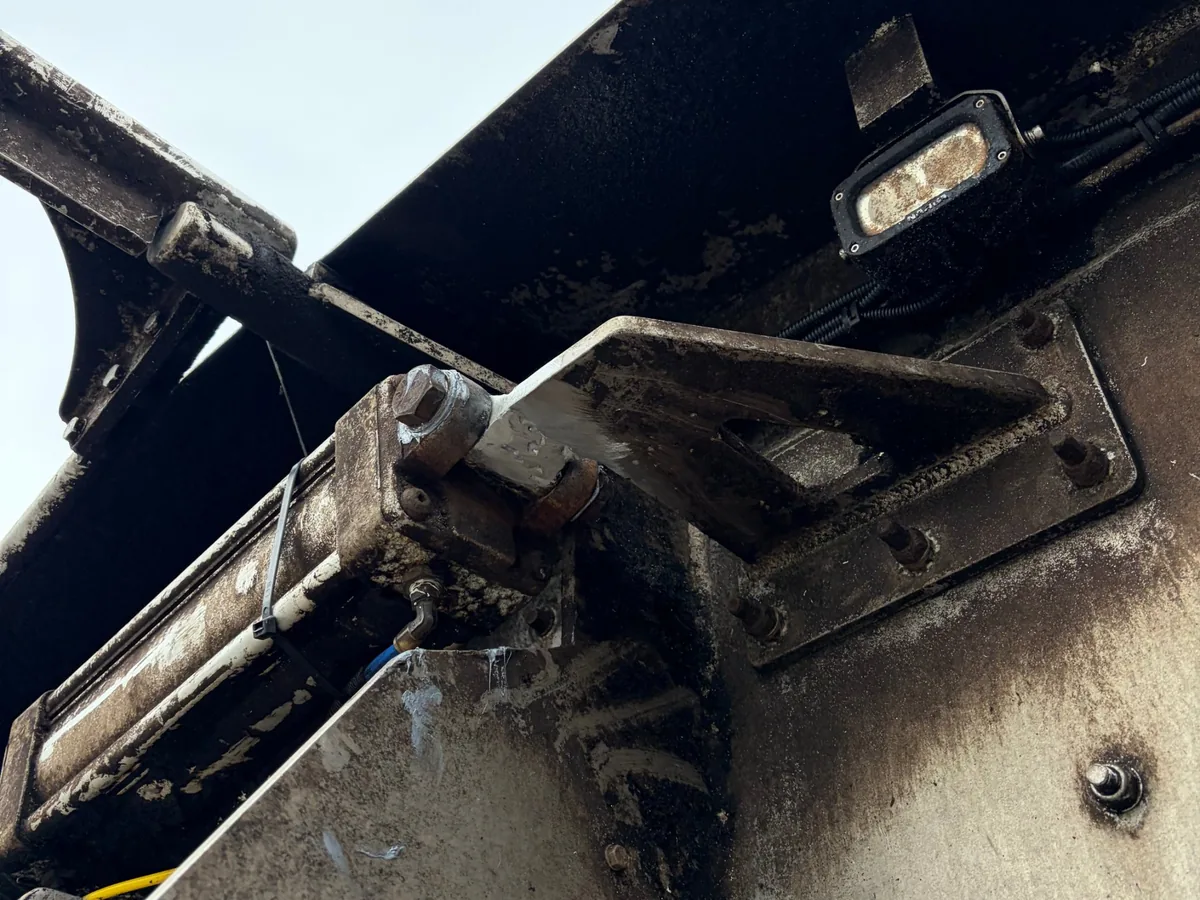 Air actuator pinned to its repaired aluminium mount on a semi-trailer in Newbridge, seen from below